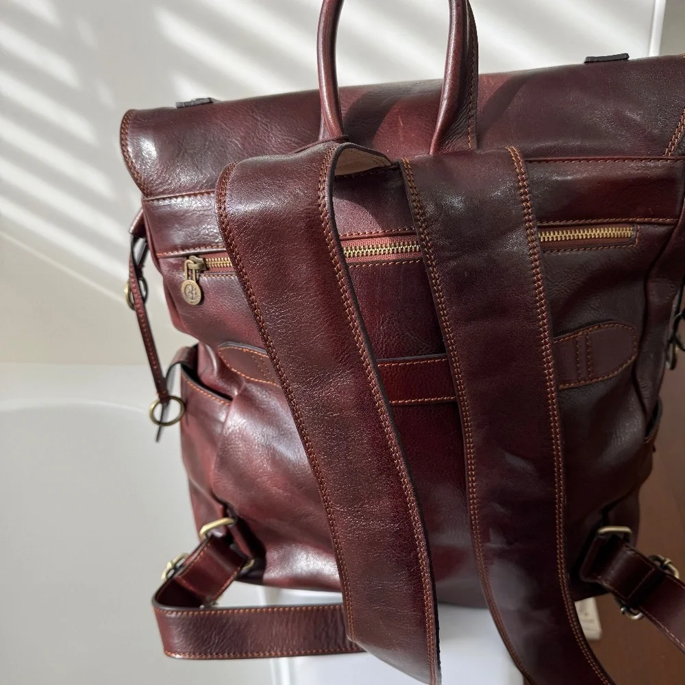 Artisan Craftsmanship made in Italy. Full Grained Leather backpack.